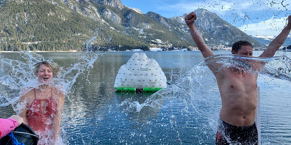 Eiskalter Sprung ins neue Jahr 1 Achensee Winter Silvesterschwimmen