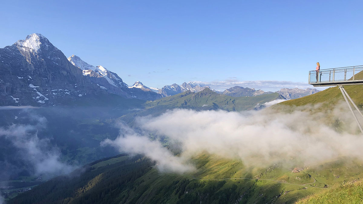 Den Eiger im Blick: Mehrtages-Wanderung durch Jungfrau-Region 1 Den Eiger im Blick: Mehrtages-Wanderung durch Jungfrau-Region 1200 07 Mehrtageswanderung Jungfrauregion Frueh morgens hat man den Skywalk am Berghotel First noch fuer sich c Thomas Sbikowski