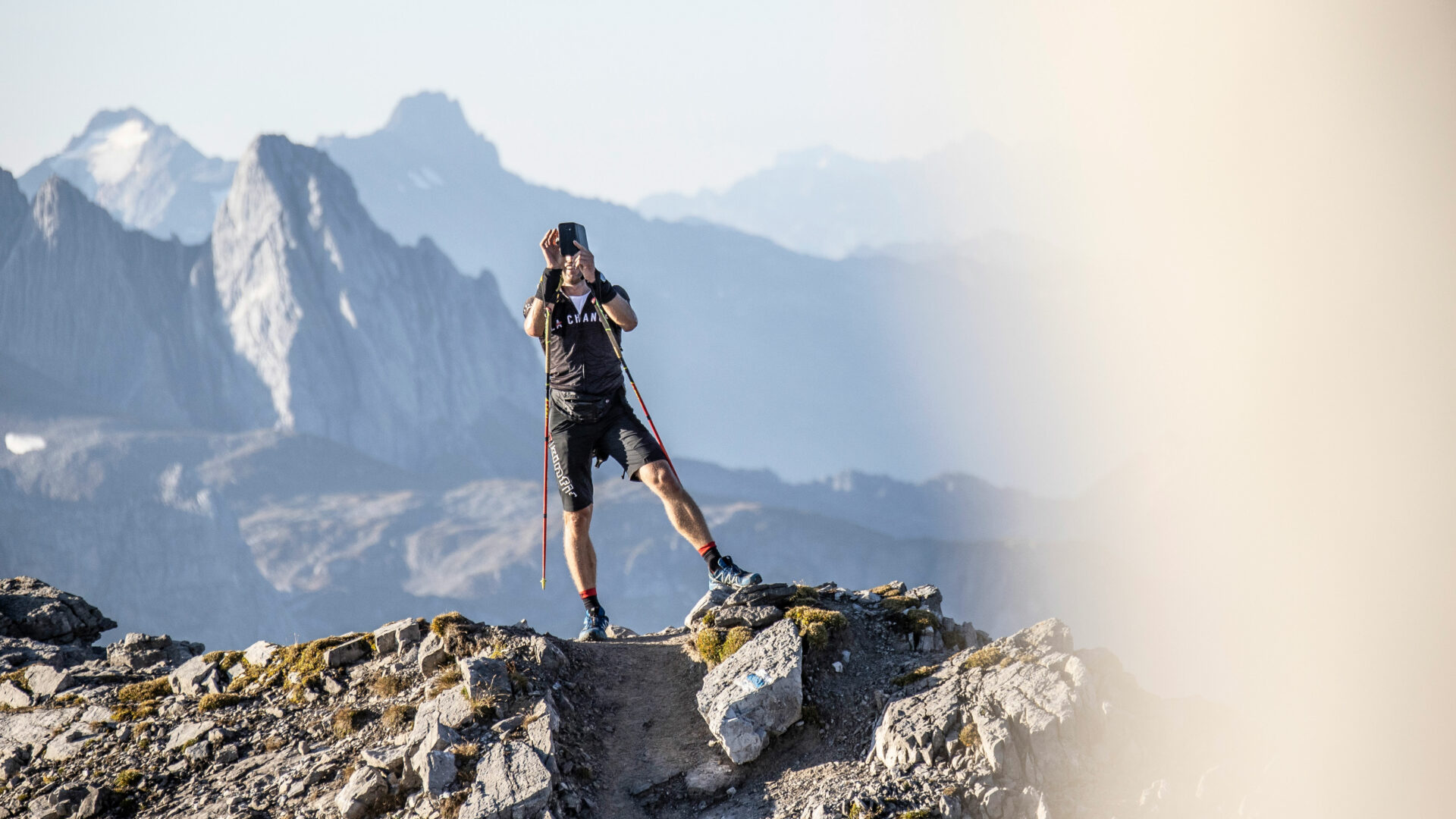 Warth-Schröcken ruft das Trailrunning-Jahr 2024 aus 1 Mann steht auf einem Felsen und macht Pause vom Trailrunning