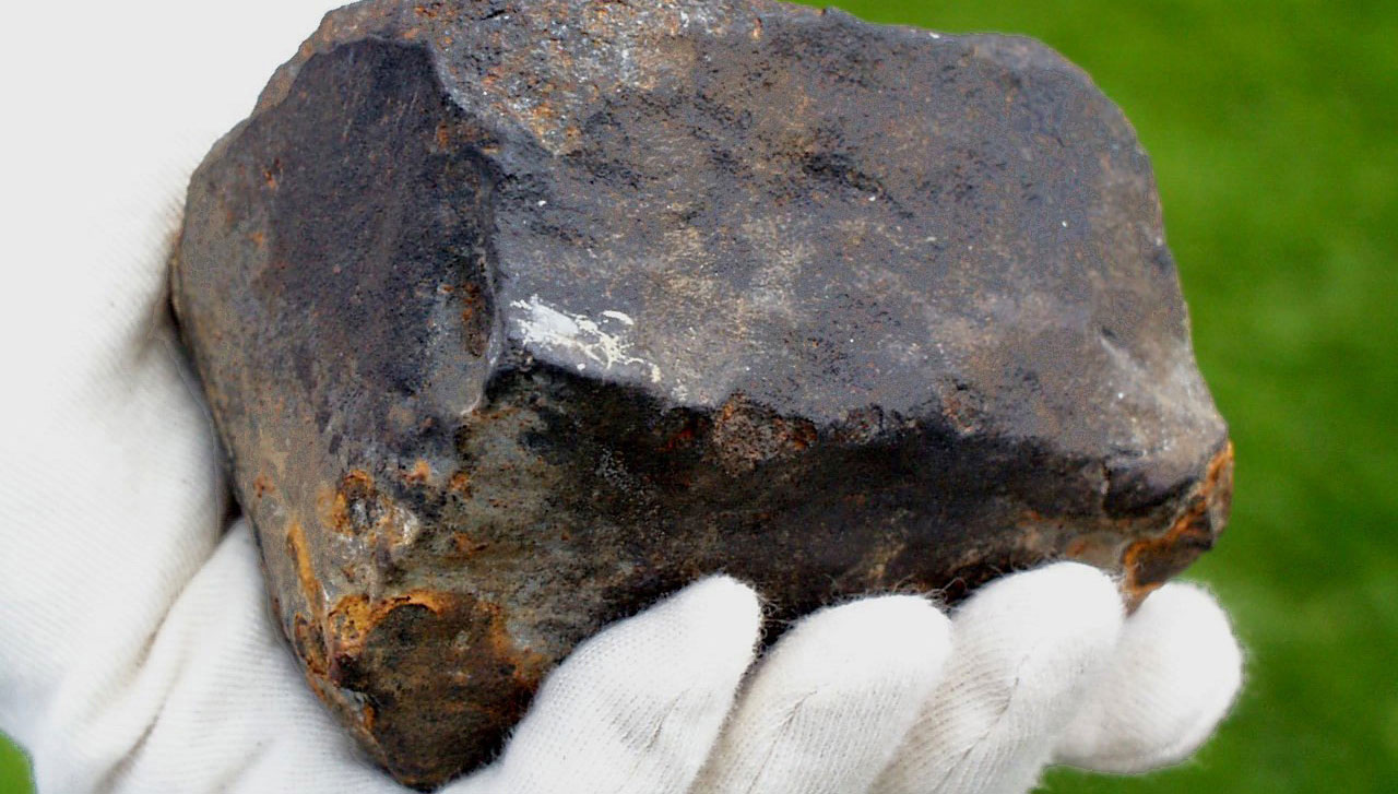 Schlosspark hoch 4 7 Das Meteoritenfragment ist nicht einmal zwei Kilogramm schwer ©CC BY-SA 3.0