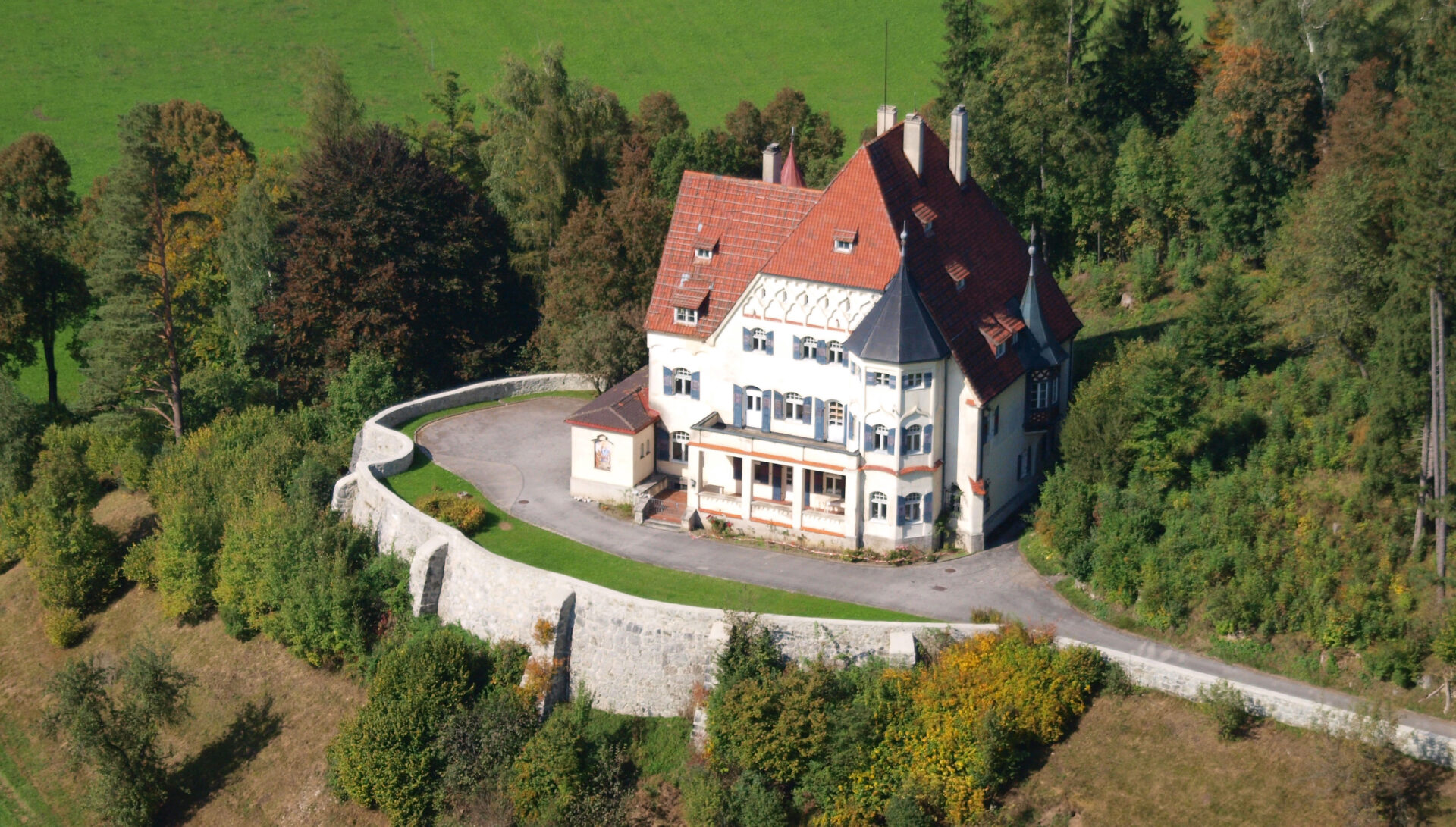 Schlosspark hoch 4 4 Schloss Bullachberg gehört der Wittelsbacher-Stiftung ©CC BY-SA 3.0