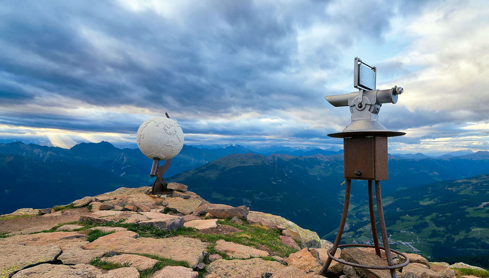 Top 10 Fotostopps in den Westalpen 8 Eine Weltkugel aus Stein thront auf der Villanderer