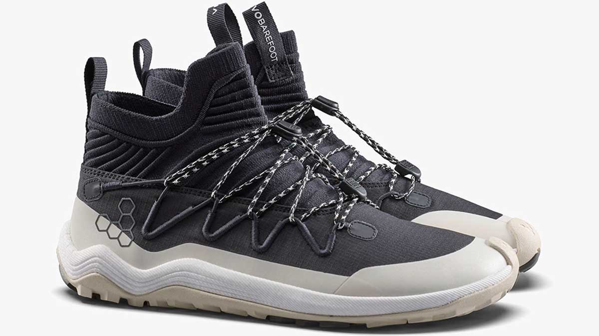 6 Outdoor-Schuhe im Camp-Test 3 Ein Paar blaue Barfußschuhe mit weißer Sohle