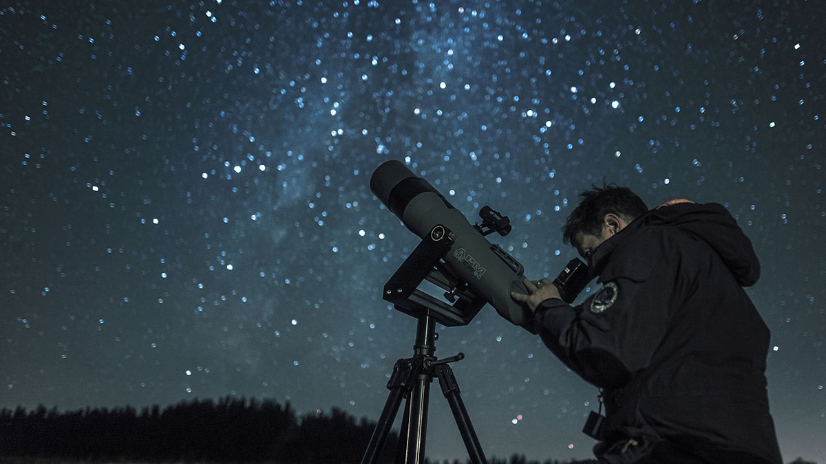 Dark Sky Park: Licht aus, Nacht an! 4 Ein Wissenschaftler guckt durch ein Teleskop in den sternenklaren Nachthimmel