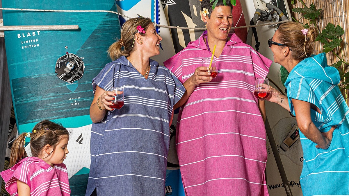 3 Outdoor-Textilien für den Alpenausflug 2 Frauen und Kinder tragen bunte Ponchos aus Hanf