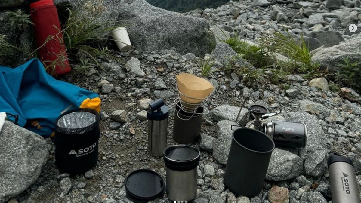 8 Koch-Tools für unterwegs – unsere Favoriten 6 Diverse Koch-Tools in der Landschaft werden zum Kaffeekochen benutzt