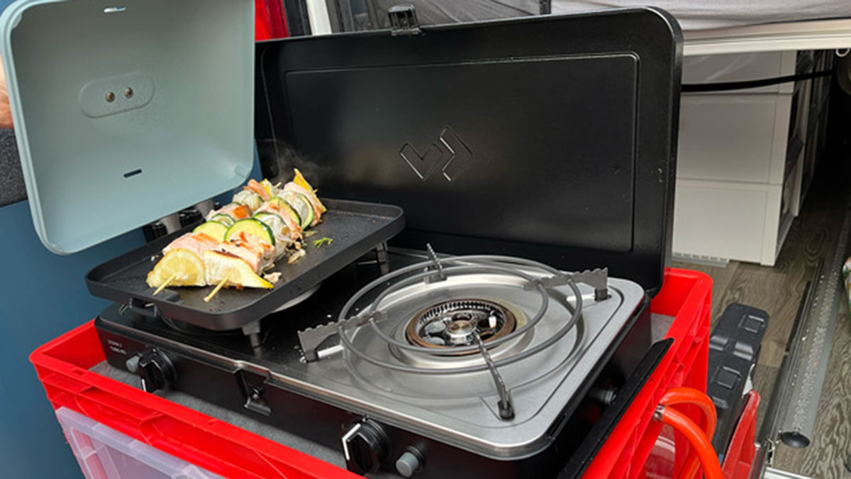8 Koch-Tools für unterwegs – unsere Favoriten 2 Spieße brutzeln auf einem Koch-Tool für Camper