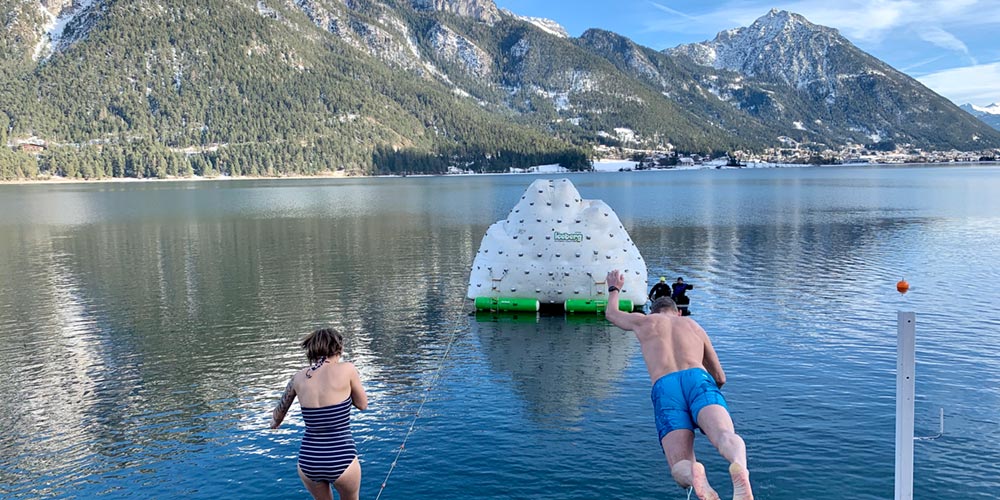 Eiskalter Sprung ins neue Jahr 2 Eiskalter Sprung ins neue Jahr 1000 2 Achensee Silvesterschwimmen Achensee
