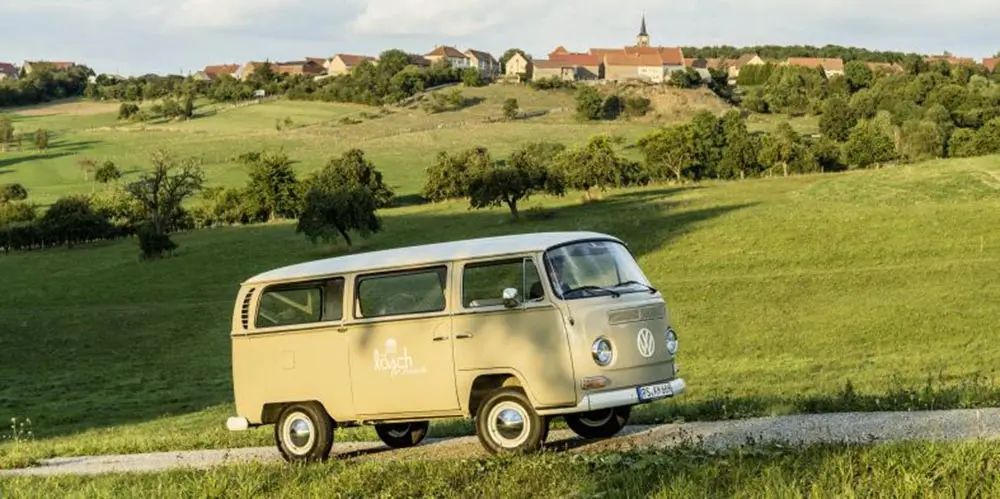 6 Tipps zur stilechten Auszeit in den Alpen 9 Auszeit in den Alpen VW Bully Kloster Hornbach