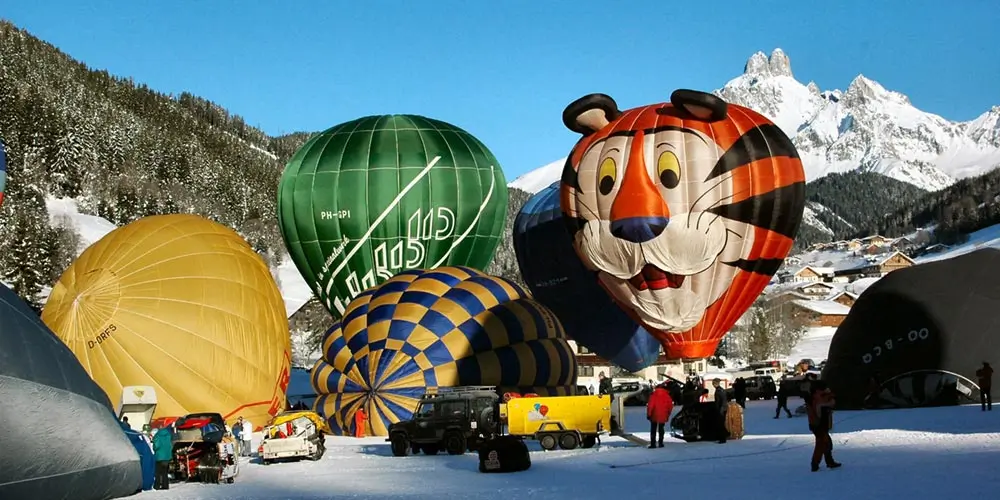 Paradies für Heißluftballon-Enthusiasten in den Alpen 3 Farbenfrohe Heißluftballons