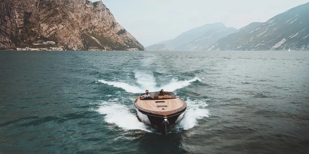 6 Tipps zur stilechten Auszeit in den Alpen 2 Auszeit in den Alpen Motorboot Riva