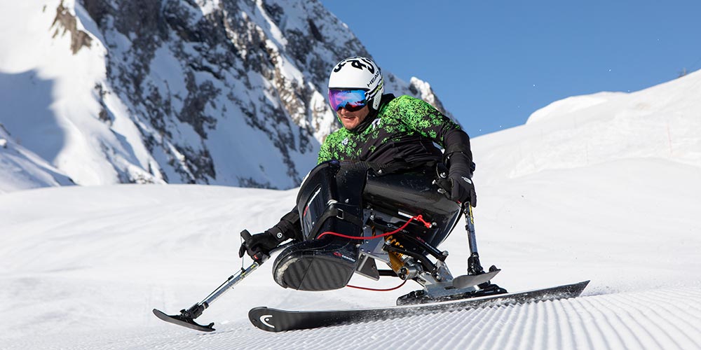 Winterurlaub im Tessin 2 ein behindertengerechter Skier in den Schweizer Alpen