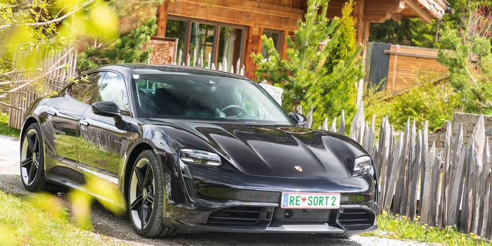 6 Tipps zur stilechten Auszeit in den Alpen 5 Auszeit in den Alpen Porsche Taycan