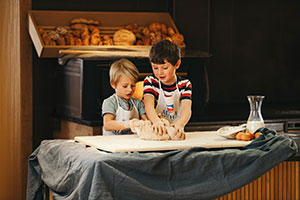 Gemeinsam gegen die Langeweile 6 Gemeinsam gegen die Langeweile 200 Almhof Family Resort Spa Kinderkochwerkstatt