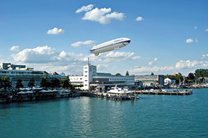 Blick auf das Zeppelin Museum in Friedrichshafen und den Bodensee