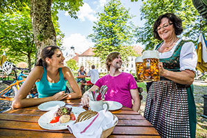 Auf dem Innradweg durch die Alpen 3 Paar lässt sich im Biergarten bedienen und genießt Essen und Bier.