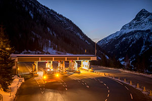 Freie Fahrt auf der Felbertauernstraße – auch im Winter 2 Felbertauernstraße bei Nacht