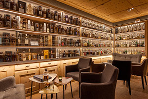 Bar Devil's Place im Hotel Waldhaus am See in St. Moritz mit hunderten von Whiskyflaschen