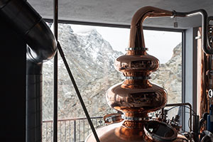 Destillerie auf dem Corvatsch in Graubünden in einer Höhe von 3.303 Metern