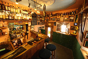 Blick in die kleinste Whiskybar der Erde