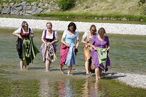 Aufbruch im Tölzer Land 1 Aufbruch im Tölzer Land 300 Stadtversucherinnen in der Isar c Stadtversucherinnen Bad Tilz