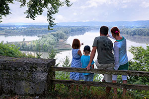 Auf dem Innradweg durch die Alpen 2 Familie genießt die Aussicht im Innreservat