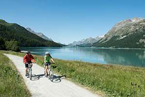 Auf dem Innradweg durch die Alpen 1 Fahrradfahrer fahren am Silvaplanersee entlang.