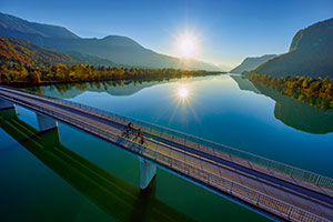 Herbsturlaub in Kärnten 1 Radler überqueren eine Brücke auf dem Donauradweg in Kärnten
