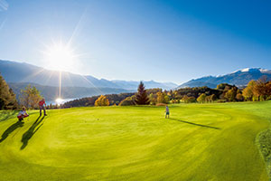 Herbsturlaub in Kärnten 3 Menschen spielen auf einer Golfanlage in Kärnten Golf