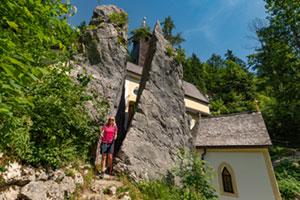 Neuer alpiner Erlebnis-Wanderweg 2 Wandernde Frau an der Wallfahrtskirche Klobenstein