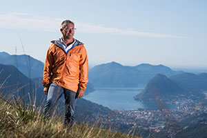 Tourismusdirektor Angelo Trotta steht in der Berg und Seenwelt des Tessin