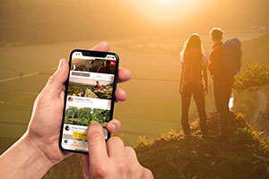Digitale Wandernadel für Wege in Deutschland 1 Ein Paar wandert und hat ein Smartphone mit entsprechender App dabei  ©Top Trails of Germany
