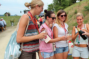 Frauen auf die Spitze 1 Junge Frauen bei der Weinprobe