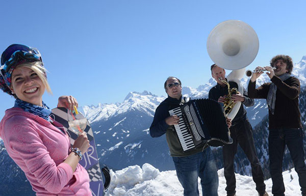 Von der Piste ab zum Dolomiti Ski Jazz 1 Von der Piste ab zum Dolomiti Ski Jazz 600 DolomitiSkiJazz