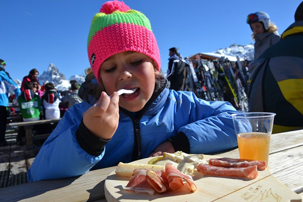 Von der Piste ab zum Dolomiti Ski Jazz 3 Von der Piste ab zum Dolomiti Ski Jazz 600 inverno happycheese kids2 tognola stradadeiformaggi it
