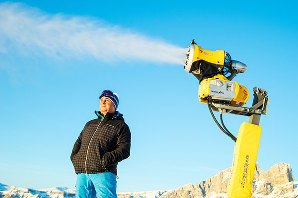 Südtiroler Skigebiet tritt Klimaneutralitätsbündnis bei 600praesident carezza ski georg eisath schneekanone c carezza dolomites storytellerlabs