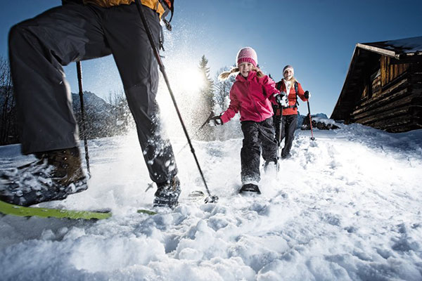Nachhaltige Freizeit-Inspirationen in den Bergen 600schneeschuh07fhellercmarkt garmisch partenkirchenuliwiesmeierpng