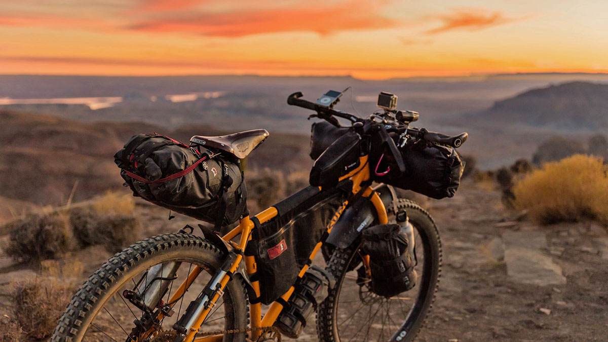 Bikepacking in den Alpen: 4 Tipps für Anfänger 9 Bikepacking in den Alpen liegt im Trend ©Unsplash/Patrick Hendry