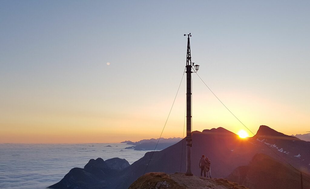 Den Eiger im Blick: Mehrtages-Wanderung durch Jungfrau-Region 10 mehrtageswanderung jungfrauregionder sonnenaufgang am gipfel direkt oberhalb der faulhorn hutte lohnt das fruhe aufstehen c thomas sbikowski Eiger