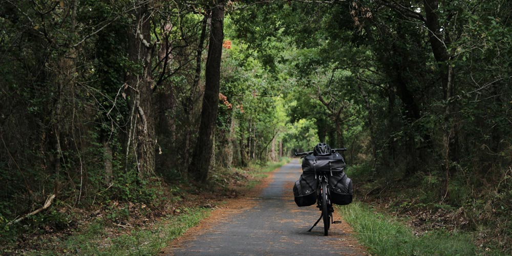 Bikepacking in den Alpen: 4 Tipps für Anfänger 3 Wasserdichte Taschen gehören für den Bikepacking-Trip durch die Alpen dazu ©Unsplash/Les Argonautes Daje