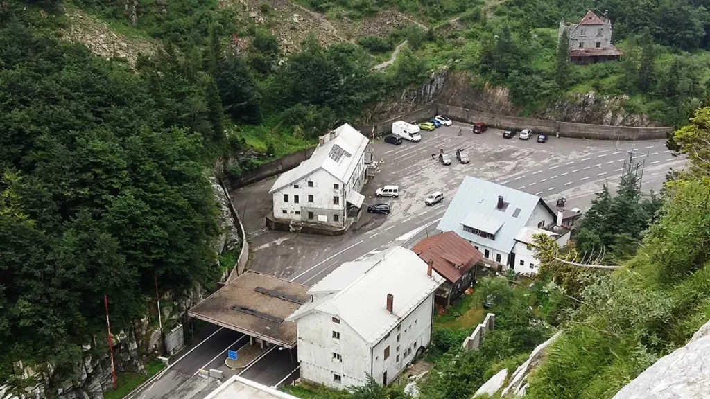 Nach Felssturz: Plöckenpass-Sperrung auch in 2024 2 Nach Felssturz: Plöckenpass-Sperrung auch in 2024 Ploeckenpass Grenze jpg Plöckenpass-Sperrung