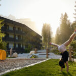 Familienhotels Südtirol: 4 neue Mitglieder 5 Kind tobt vor dem neuen Mitglied der Familienhotels Südtirol dem Movi Family Apart Hotel