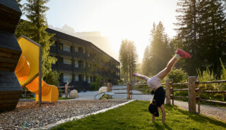 Kind tobt vor dem neuen Mitglied der Familienhotels Südtirol dem Movi Family Apart Hotel