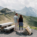 Staufrei über den Großglockner: In 2024 gilt ein Sondertarif für den An- und Abreisetag 5 Paar macht Pause am Großglockner auf dem Weg in den Urlaub