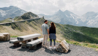 Paar macht Pause am Großglockner auf dem Weg in den Urlaub