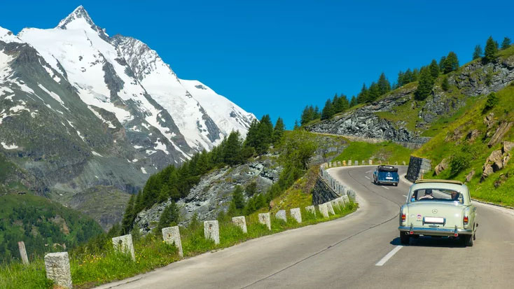 Staufrei über den Großglockner: In 2024 gilt ein Sondertarif für den An- und Abreisetag 2 Oldtimer unterwegs auf der Großglockner Hochalpenstraße