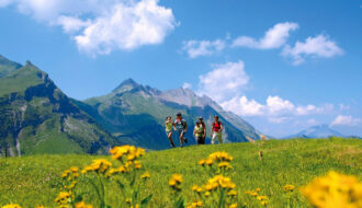 Bei den Angeboten von Swisstainable Kids toben sich die Kleinen in der alpinen Landschaft aus © Schweiz Tourismus