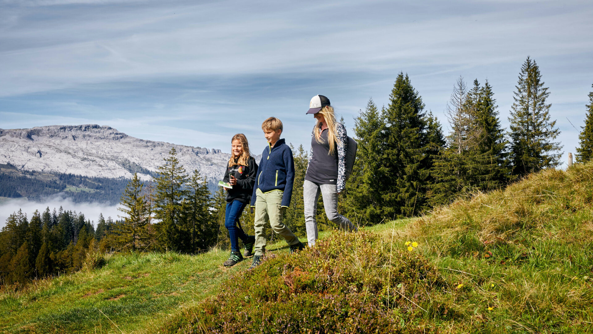 Neues Ferienangebot: Swisstainable Kids 3 Neues Ferienangebot: Swisstainable Kids 1200 Wandern Sommer Grosser Moorrundweg Mooraculum Rossweid Soerenberg Beat Brechbuehl 09 21 81 Swisstainable Kids