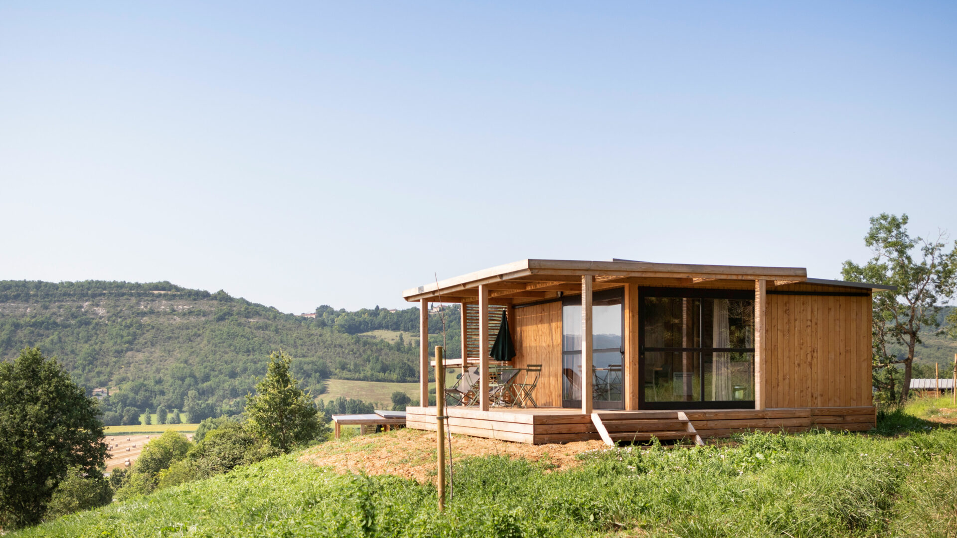 Reisen mit gutem Gewissen bei Huttopia 3 Überwiegend aus Holz gebaut, spiegeln die Unterkünfte den bewussten Umgang mit Ressourcen wider © Manu Reyboz