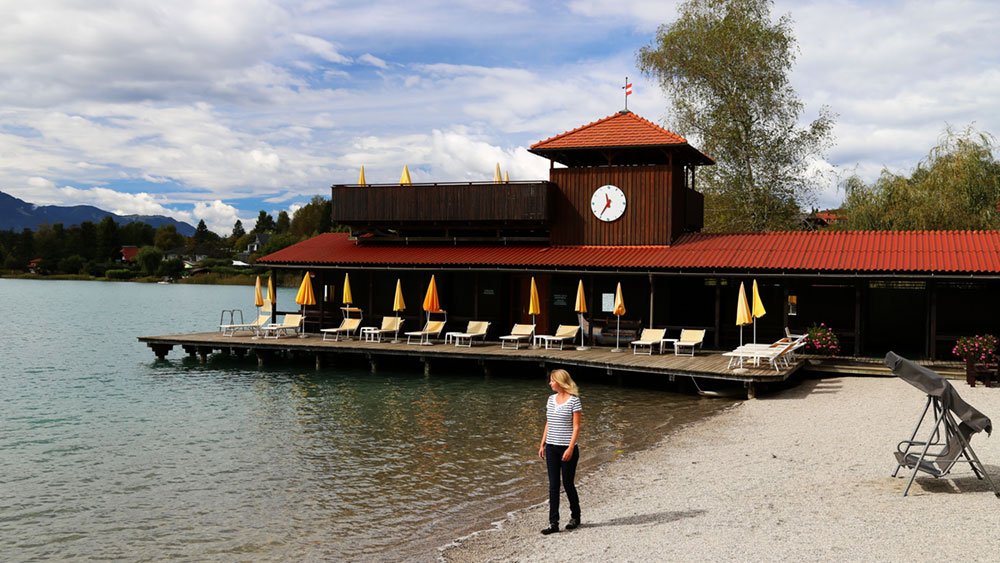 Erst schwitzen, dann im Faaker See baden 2 Eine Frau steht vor einem alten Bootshaus mit Saune am Faaker See